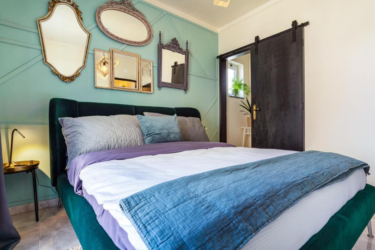 Arty Vintage Townhouse With Rooftop Shower & Sun Loungers Ольян Экстерьер фото