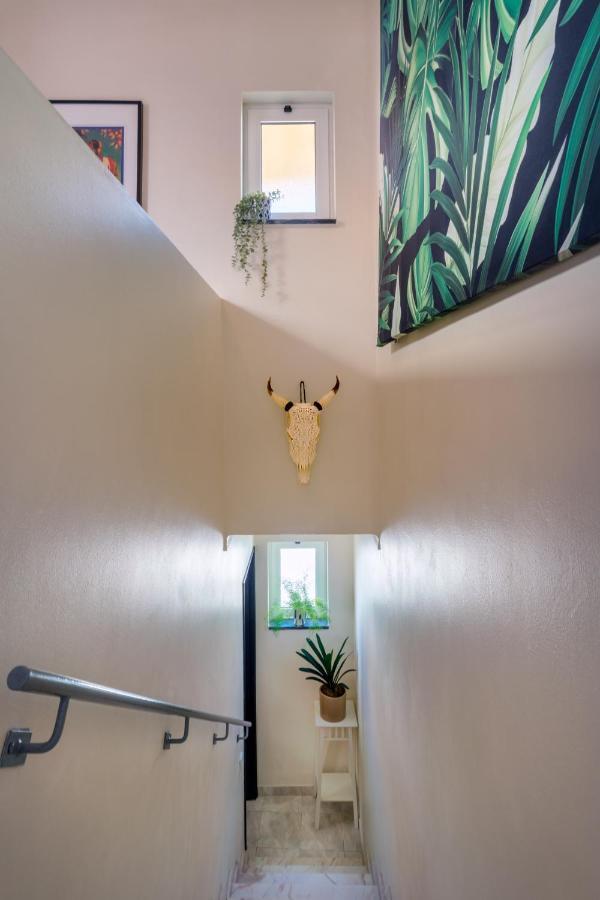Arty Vintage Townhouse With Rooftop Shower & Sun Loungers Ольян Экстерьер фото